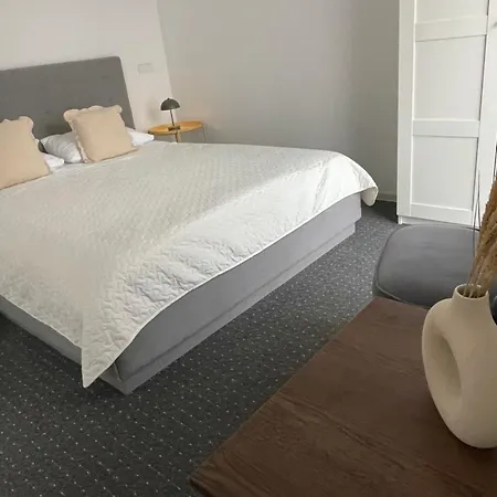 Izabeles Apartamentai Гостьовий будинок Паланга