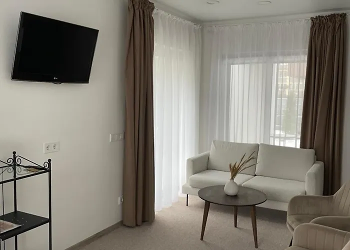 Izabeles Apartamentai Гостьовий будинок Паланга